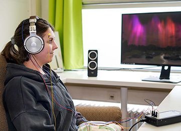 Patientin bei einer Neurofeedback-Behandlung